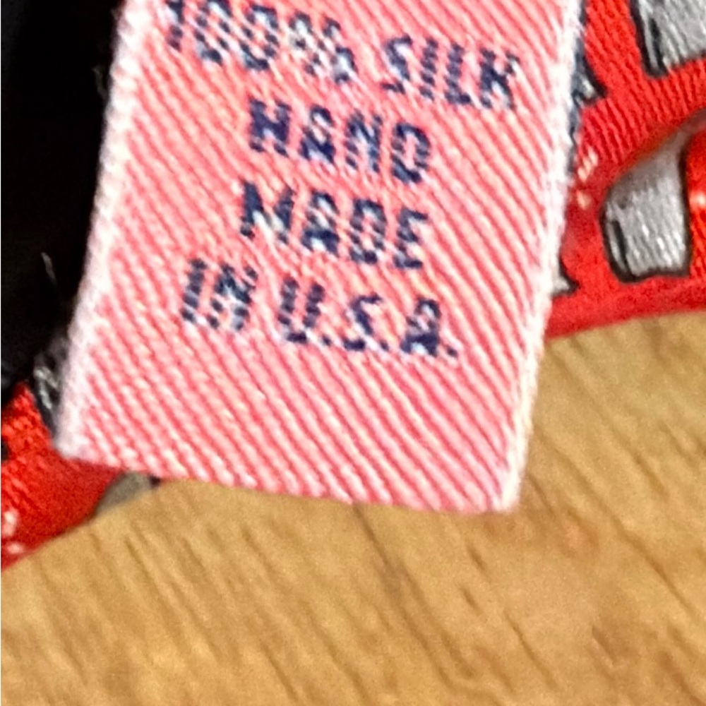 🐳Vineyard Vines Red and Blue Patterned Tie Whale Design 🐳 - Picture 3 of 3